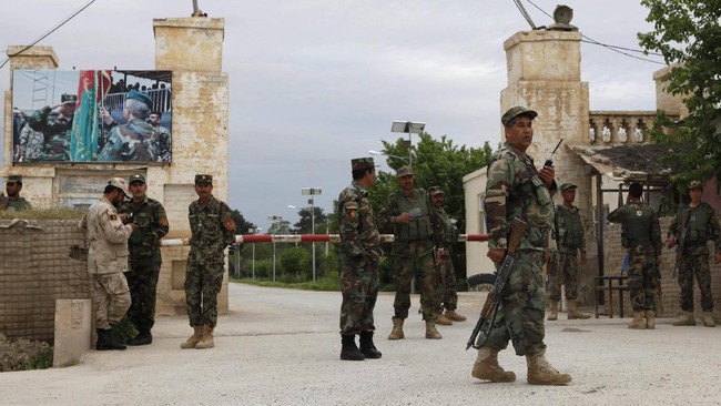 Pejuang Taliban yang menggunakan seragam tentara menyerang pangkalan militer Afghanistan yang baru selesai menunaikan salat Jumat.