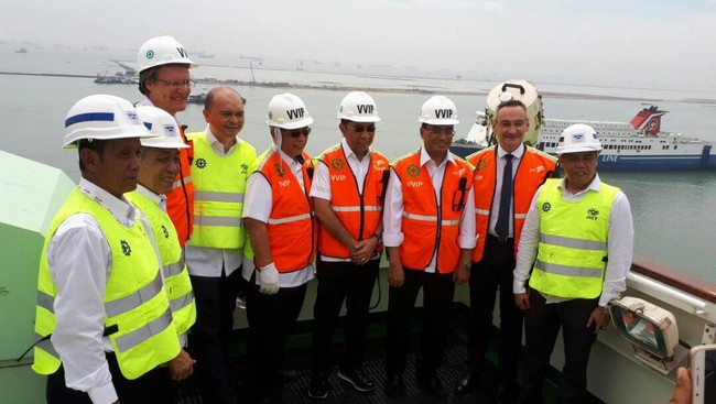 "Saya harap Pelindo I,II,III dan IV bisa melakukan konsolidasi barang ke Tanjung Priok agar tingkat keterisian bagi kapal raksasa ini terpenuhi" ujar Menhub.