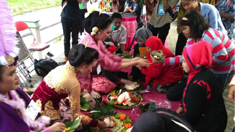 Serombongan wisatawan asing  tampak asyik menikmati tumpeng dalam Upacara Adat Merti Tumpeng Robyong Kampung Wisata Dewa Bronto. 