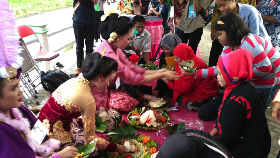 Wisatawan Asing Pun Ikut Asyik Nikmati Tumpeng