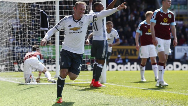 Manchester United untuk sementara unggul 2-0 atas tuan rumah Burnley di Stadion Turf Moor melalui gol Anthony Martial dan Wayne Rooney.