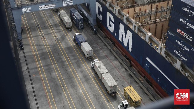 Kementerian Perhubungan akan mewajibkan truk pengangkut barang ekspor dan impor berstiker khusus agar mereka bisa melenggang bebas di jalan.