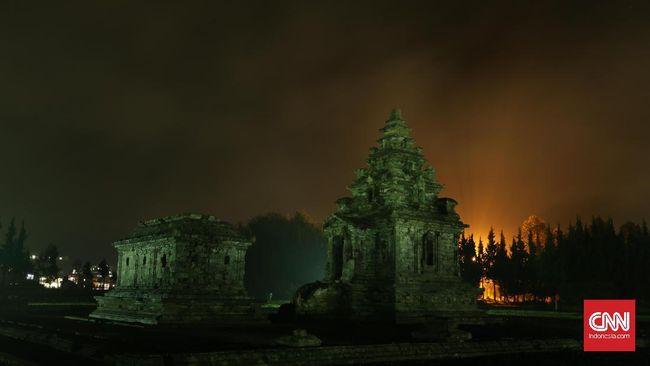 Banyak yang sudah mengetahui keberadaan anak gimbal di Dieng. Tapi, tahukah Anda bahwa di Dieng juga bisa turun salju?
