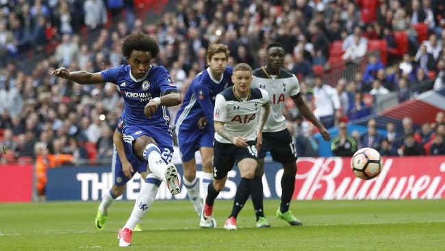 Chelsea untuk sementara mengungguli Tottenham Hotspur 2-1 pada babak pertama semifinal Piala FA di Stadion Wembley.