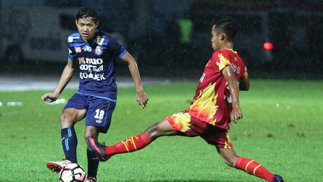 Arema FC dan Barito Putera bakal bertarung untuk mengincar merebut posisi Persib yang kini ada di peringkat dua klasemen sementara Liga 1 2017.