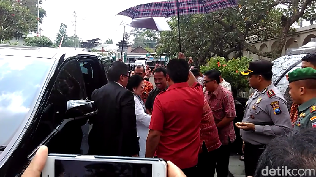 Sejumlah pejabat dan petinggi PDIP mendampingi Megawati Soekarnoputri saat berziarah ke makam proklamator Bung Karno, termasuk Wagub Jakarta Djarot.