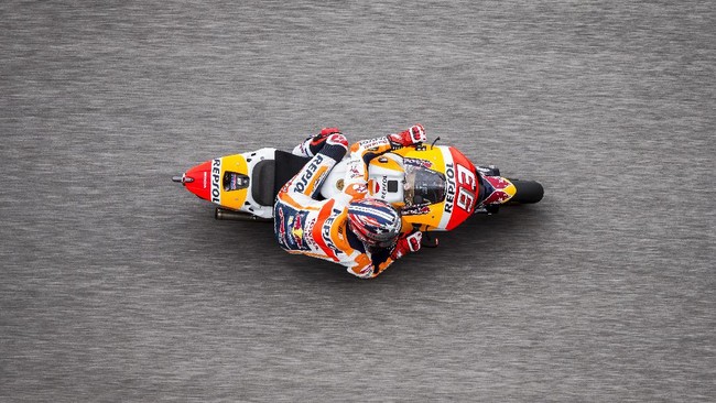 Valentino Rossi memberikan ucapan selamat pada Marc Marquez usai pebalap asal Spanyol itu jadi juara di GP Amerika Serikat.