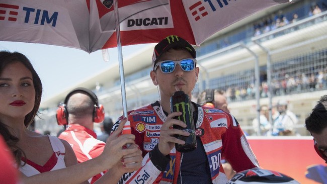 Jorge Lorenzo sempat bersaing ketat di rombongan depan pada lap pertama GP Amerika Serikat. Namun setelah itu ia terus tertinggal dan gagal bersaing.