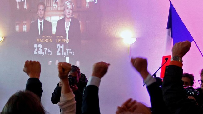 Capres Perancis Emmanuel Macron dan Marine Le Pen menggelar kampanye akbar bertepatan dengan Hari Buruh Sedunia yang juga akan diwarnai demonstrasi.