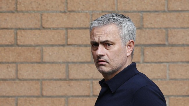 Jose Mourinho puas dengan hasil positif Manchester United di markas Burnley, Minggu (23/4). Wayne Rooney dkk dianggap sukses mengendalikan permainan.