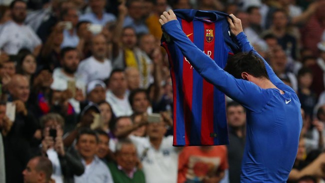 Entah kepada siapa Lionel Messi bermaksud menunjukkan nama dan nomor punggungnya. Namun, yang pasti Messi terlihat emosional ketika merayakan gol tersebut.