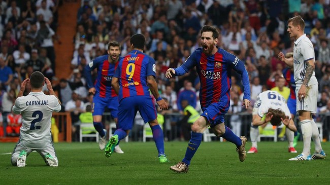Lionel Messi kembali mengukir rekor baru di Barcelona usai mencetak gol 500 untuk Blaugrana di semua kompetisi saat mengalahkan Real Madrid, Minggu (23/4).