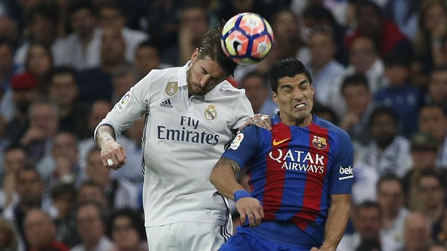 El Clasico Real Madrid vs Barcelona, Sabtu (23/12), menjadi pertandingan sepak bola terbesar akhir pekan ini. Berikut ini jadwal siaran langsung El Clasico.