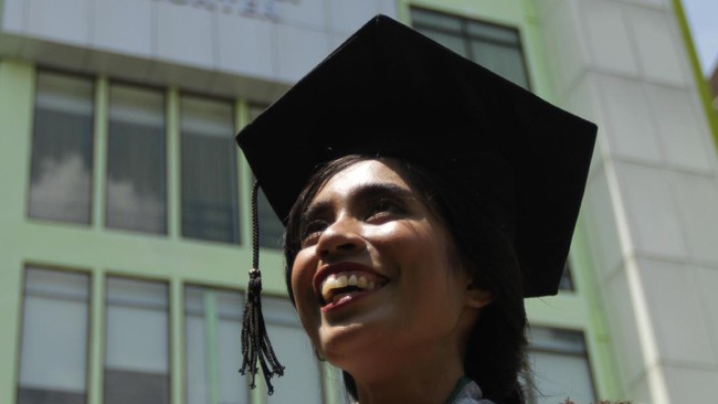 Lisye Elsina Kareni bungah. Sabtu kemarin ia resmi menyandang predikat Sarjana Kedokteran. Perjalanan yang tak mudah bagi mahasiswi asal Papua ini.
