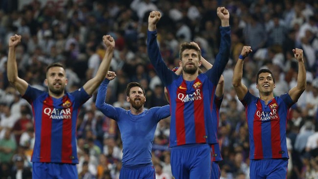 Para pemain Barcelona ramai-ramai memberikan pujian pada Lionel Messi yang tampil gemilang pada laga lawan Real Madrid di Santiago Bernabeu.