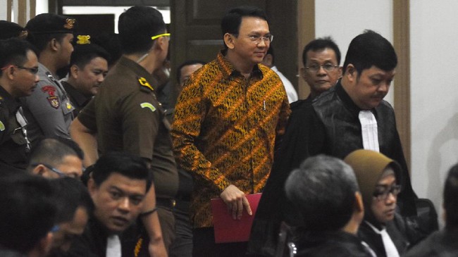 Selain meminta hakim untuk membebaskan Ahok, kuasa hukum memohon pemulihan harkat dan martabat Ahok ke keadaan semula.