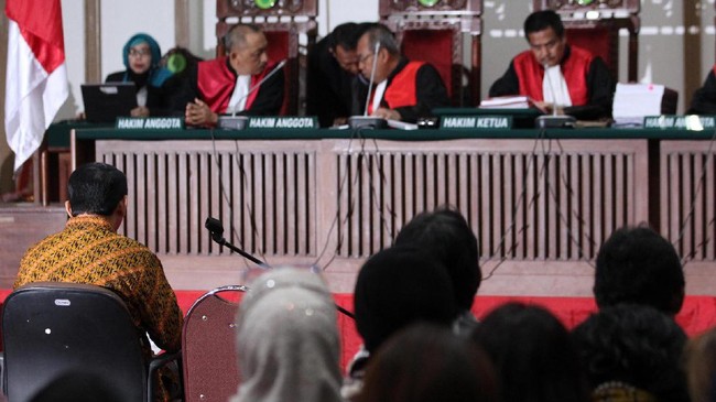 Tekanan massa dinilai telah mempengaruhi lembaga penegak hukum agar tunduk mengikuti kemauan orang banyak, sehingga objektivitasnya diragukan.