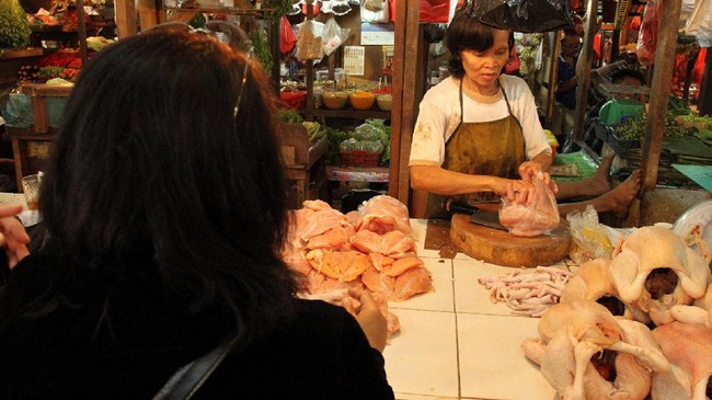 Pedagang ayam di Jawa Barat mengancam akan mogok berjualan bila kenaikan harga daging ayam di Jawa Barat yang sudah mencapai Rp42 ribu per kg tidak diatasi.