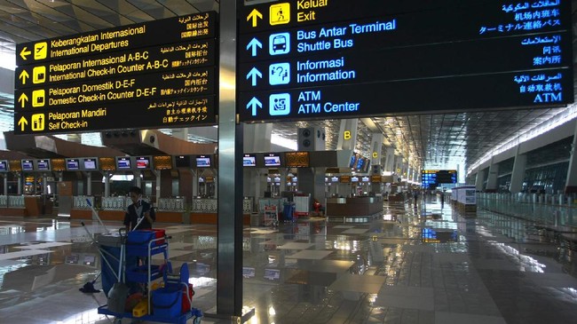PT Angkasa Pura II menerapkan syarat baru bagi penumpang pesawat rute internasional di bandara yang dikelola perusahaan. Berikut rinciannya.