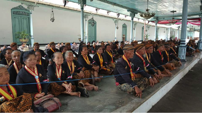 Keraton Kasunanan Surakarta atau dikenal dengan nama Keraton Solo memiliki suatu tradisi yang sudah diwariskan turun-temurun.