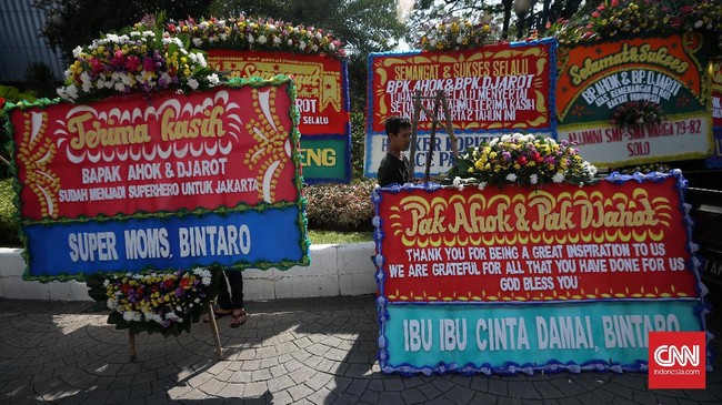 Menurut petugas kebersihan, belum pernah ada ribuan karangan bunga memenuhi seisi kompleks kantor gubernur DKI Jakarta. Warga pun masih ingin menemui Ahok.