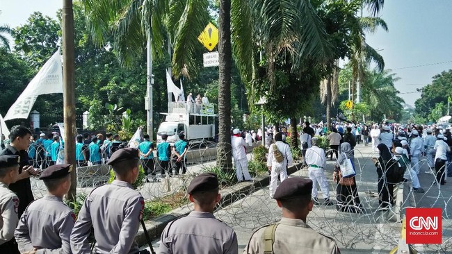 Massa yang berada di luar persidangan mengungkapkan Presiden tak serius menanggapi tuntutan massa untuk menghukum Ahok atas kasus dugaan penodaan agama.