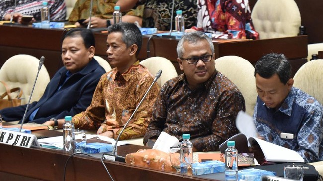 KPU menunggu izin majelis hakim Mahkamah Konstitusi (MK) untuk menyampaikan keberatan atas perbaikan gugatan yang dilayangkan Paslon 02 Prabowo-Sandiaga.