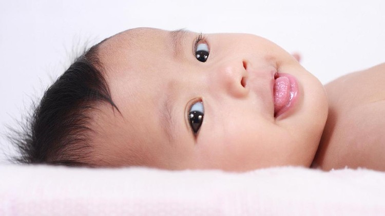 Ekspresi bayi yang sedang diperiksa petugas medis ini bikin senyum-senyum, deh.