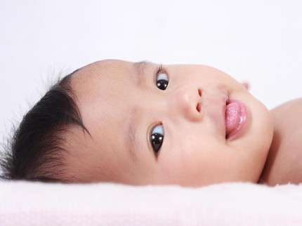 <i>Cute</i>! Ekspresi Menggemaskan Bayi Saat Diperiksa Petugas Medis