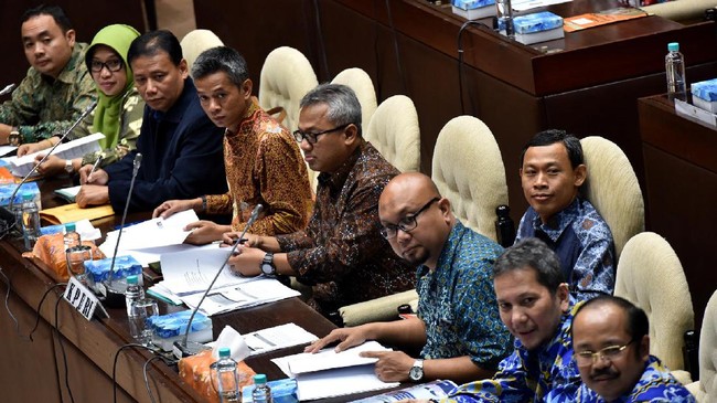 Ketua KPU meminta DPR mempertimbangkan sejumlah aspek terkait penambahan jumlah komisioner KPU dan Bawaslu, termasuk mempertimbangkan peningkatan anggaran.