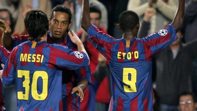 Barcelona's Samuel Eto'o (R) celebrates with teamates Brazilian Ronaldinho (C) and Argentinian Leo Messi (L) after scoring to make it 4-0 against Panathinaikos during their Champions League group C football match at the Nou Camp stadium in Barcelona, 02 November 2005. AFP PHOTO/LLUIS GENE / AFP PHOTO / LLUIS GENE