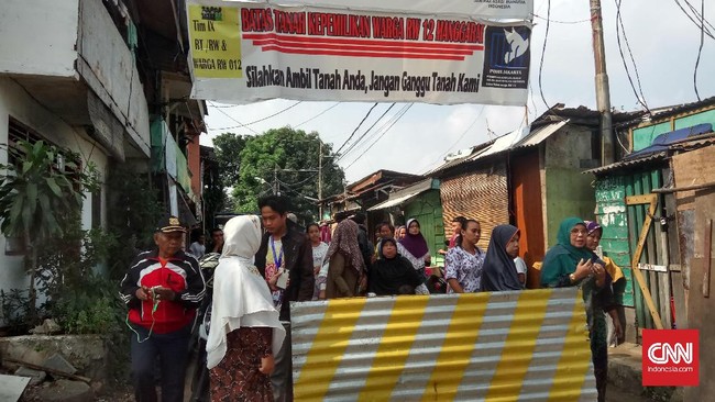 Dalam Surat Peringatan ke-3, KAI meminta warga mengosongkan rumah maupun bangunan paling lambat pada Selasa (25/4) jam 23:59 WIB.