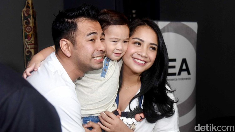 Cepat atau lambat, anak Raffi Ahmad akan melihat jejak digital tentang isu perselingkuhan ayahnya. Begini cara Raffi menjelaskan kabar tersebut pada Rafathar.