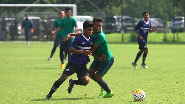 Timnas Indonesia U-22 unggul dua gol lebih dulu atas Persita Tangerang. Gawang tim asuhan Luis Milla itu kemudian dibobol Persita di pengujung babak kedua.