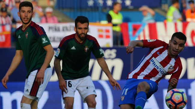 Osasuna terpaksa mengganti seragam tandang mereka menjadi oranye karena dinilai tidak terlalu kontras bedanya dengan seragam kandang Barcelona.