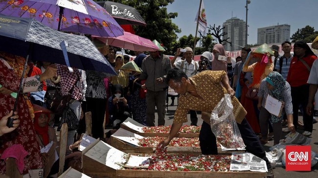 Presiden Joko Widodo menemui perwakilan petani Teluk Jambe, Karawang, yang menggelar aksi kubur diri. Jokowi berjanji akan menyelesaikan sengketa lahan itu.
