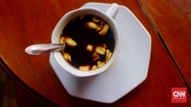 Kopi Rarobang adalah kopi khas Ambon yang patut dijajal kenikmatannya. Racikannya unik. Seduhan bubuk kopi Arabica dengan rempah seperti jahe dan cengkih.