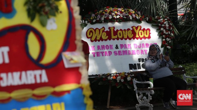 Setidaknya dua ratus karangan bunga berisi ucapan terima kasih untuk Ahok berdatangan ke Balai Kota Jakarta dua hari setelah pemungutan suara Pilkada DKI.