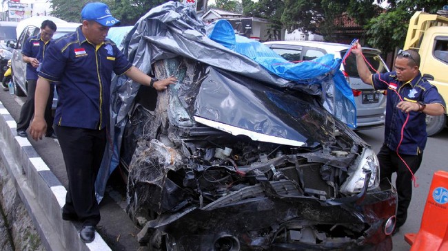 Istri Bupati Pidie, Aceh, Roni Ahmad bernama Syarifah bin Ahmad menjadi salah satu korban tewas dalam kecelakaan di Tol Cipali KM 130.