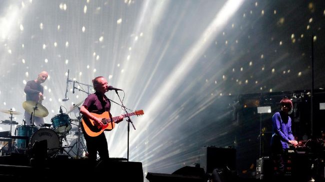 Radiohead merilis materi rekaman pribadi selama 18 jam. Perilisan dilakukan menyusul pencurian materi oleh seorang peretas.
