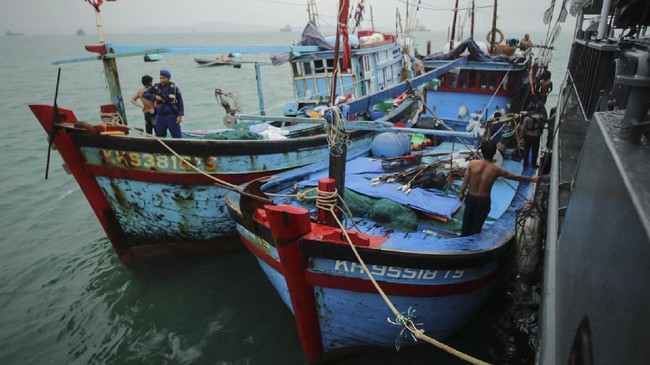 Bakamla menyebut kedua kapal asal Vietnam yang ditangkap karena mencuri ikan di Natuna kini berada di Selat Lampa, untuk pemeriksaan lebih lanjut