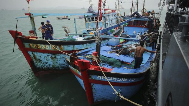 Jumlah Kapal Asing di Natuna Tembus Seribu per Hari Dari data juga ditemukan ada kapal-kapal asing yang berada dalam kondisi dark vessel atau tidak menyalakan Sistem Pelacakan Kapal Otomatis.