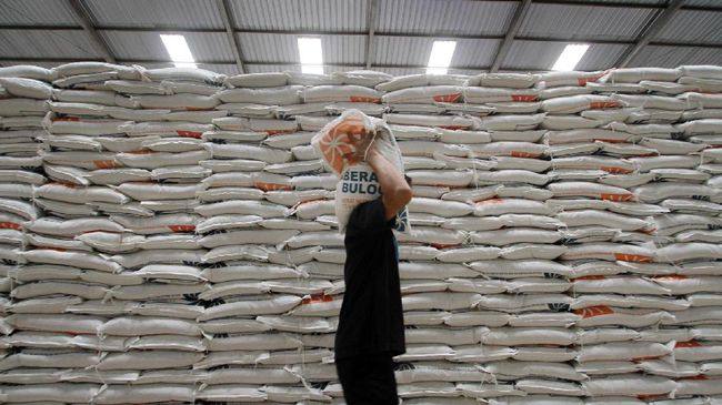 Bulog Bagikan 6.000 Ton Beras pada Warga Miskin di Kalbar Bulog Kalbar membagikan 6.000 ton beras bantuan Pemprov Kalbar untuk membantu warga miskin yang terdampak virus corona.