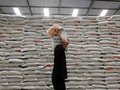 Bulog Bagikan 6.000 Ton Beras pada Warga Miskin di Kalbar