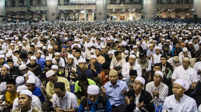 Sesuai dengan imbauan pemerintah, MUI meminta kegiatan yang melibatkan orang banyak seperti peringatan hari besar keagamaan untuk ditunda. 
