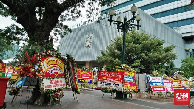 Ahok menantang oknum yang menyebarluaskan fitnah mengenai mengirim sendiri karangan bunga, untuk 'merevisi' isi percakapan tersebut.