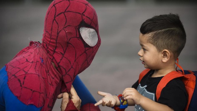 'Spider-Man' Beraksi Demi Sesuap Nasi di Kolombia