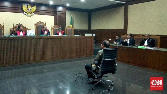 Menurut terdakwa, seluruh kebijakan dalam pengadaan alat pemantauan satelit berada di bawah kewenangan Kepala Bakamla Arie Soedewo, termasuk pembagian fee.