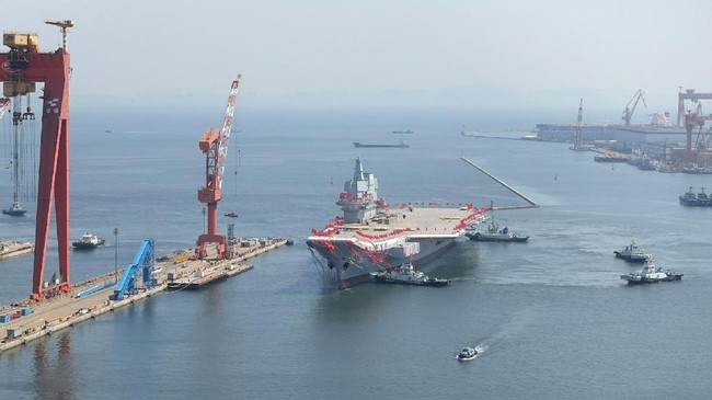 China meluncurkan kapal induk buatan domestik pertamanya, yang bisa mengangkut beban hingga 50 ribu ton dan menggunakan propulsi konvensional.