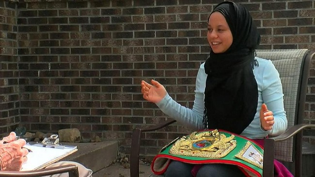 Amaiya Zafar, seorang petinju wanita muslim. Ia tak hanya menantang lawan, tapi juga bertarung untuk memperjuangkan hak mengenakan kerudung di arena tinju.